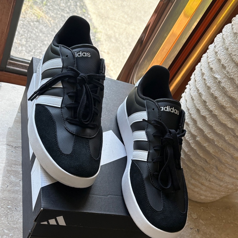 NWB-Men’s Adidas Classic Black and White Trainers-new never worn - Picture 3 of 15